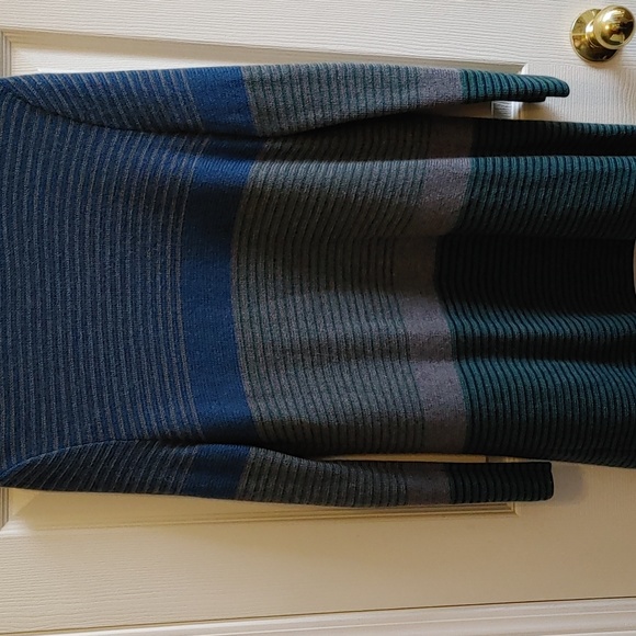 Ladies Talbots Petites 100% wool long sleeved Cardigan Size Medium - Picture 4 of 7